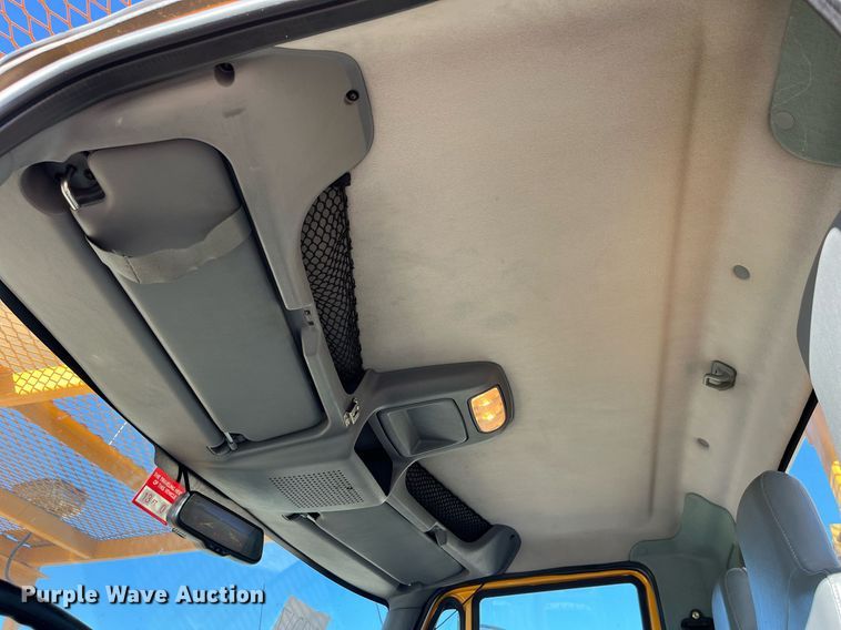 image for item DP2070 2006 International 7400  bucket truck