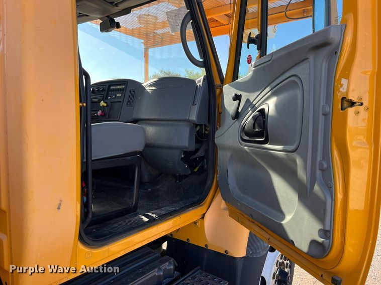 image for item DP2070 2006 International 7400  bucket truck