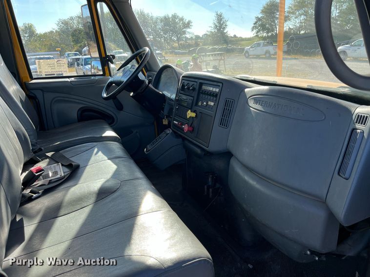 image for item DP2070 2006 International 7400  bucket truck