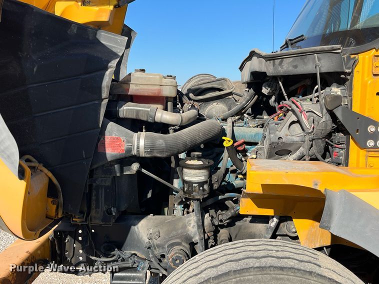 image for item DP2070 2006 International 7400  bucket truck