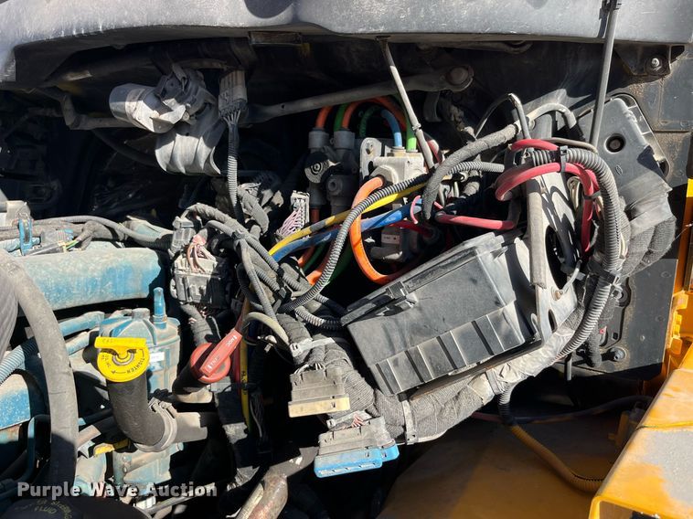 image for item DP2070 2006 International 7400  bucket truck