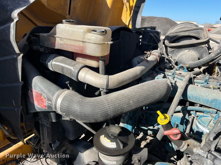 image for item DP2070 2006 International 7400  bucket truck