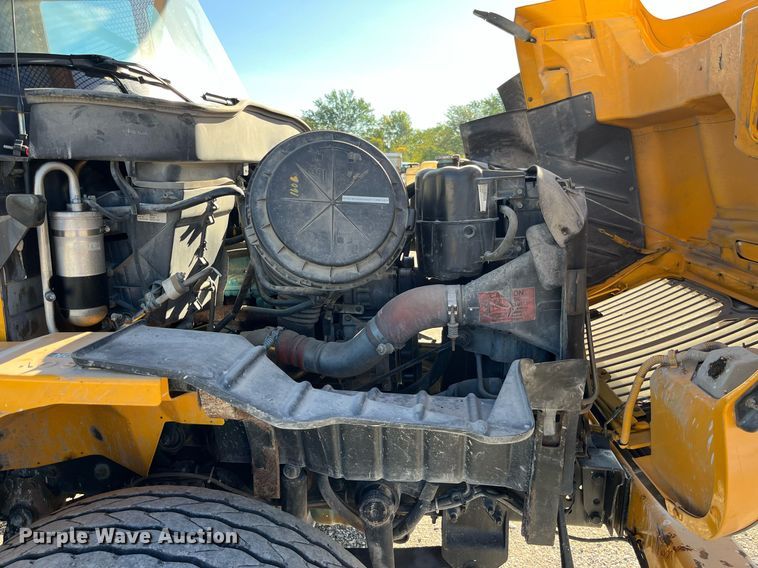 image for item DP2070 2006 International 7400  bucket truck