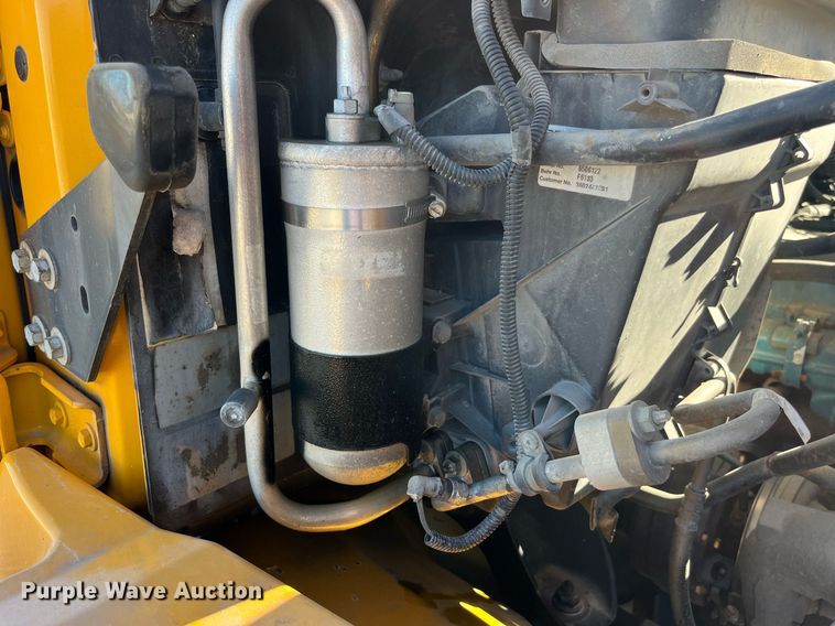 image for item DP2070 2006 International 7400  bucket truck