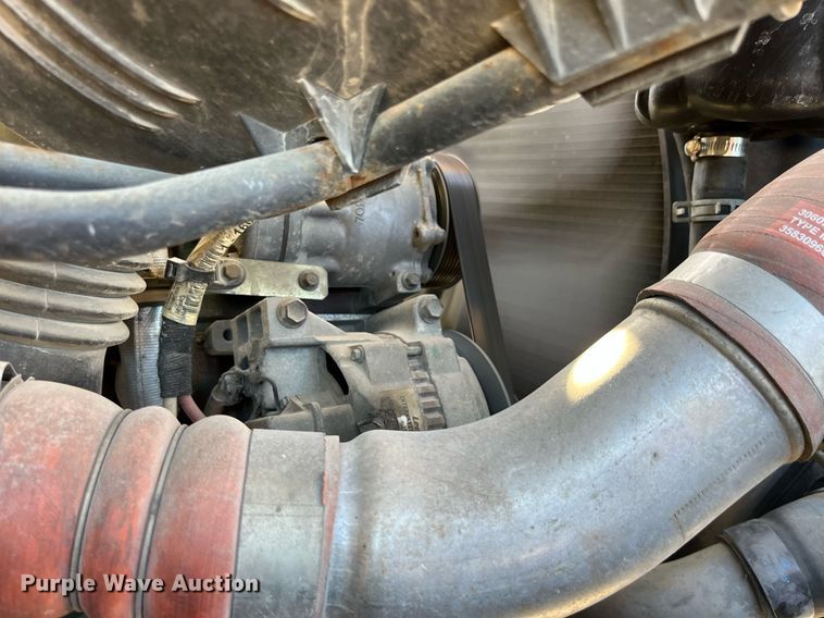 image for item DP2070 2006 International 7400  bucket truck