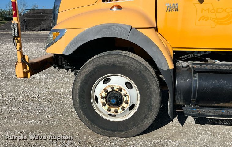 image for item DP2070 2006 International 7400  bucket truck