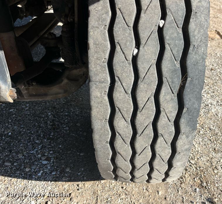 image for item DP2070 2006 International 7400  bucket truck