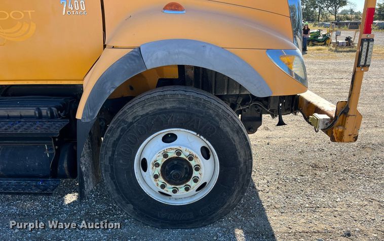 image for item DP2070 2006 International 7400  bucket truck