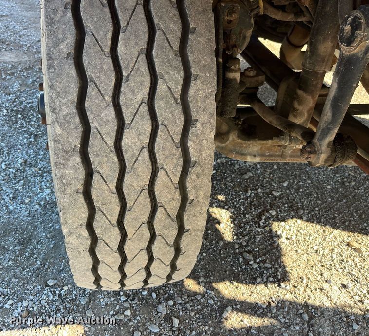 image for item DP2070 2006 International 7400  bucket truck