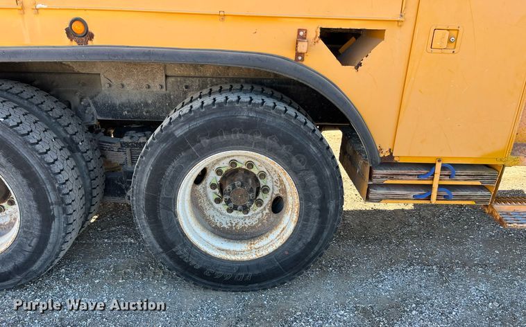 image for item DP2070 2006 International 7400  bucket truck