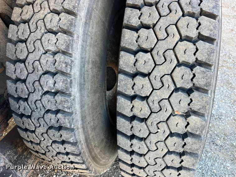 image for item DP2070 2006 International 7400  bucket truck