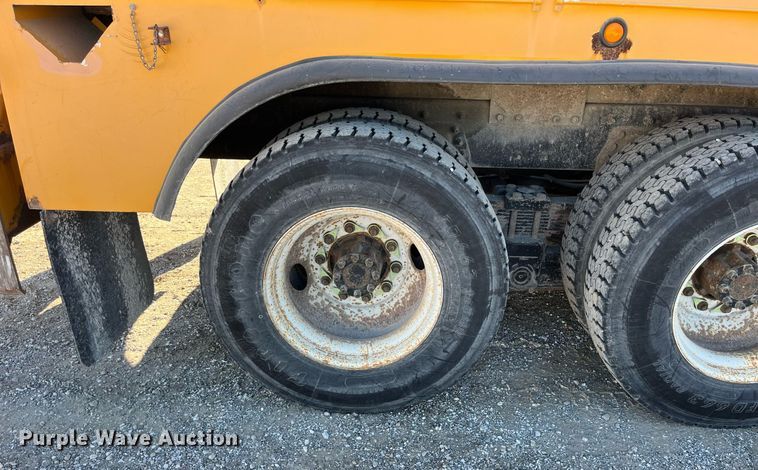 image for item DP2070 2006 International 7400  bucket truck