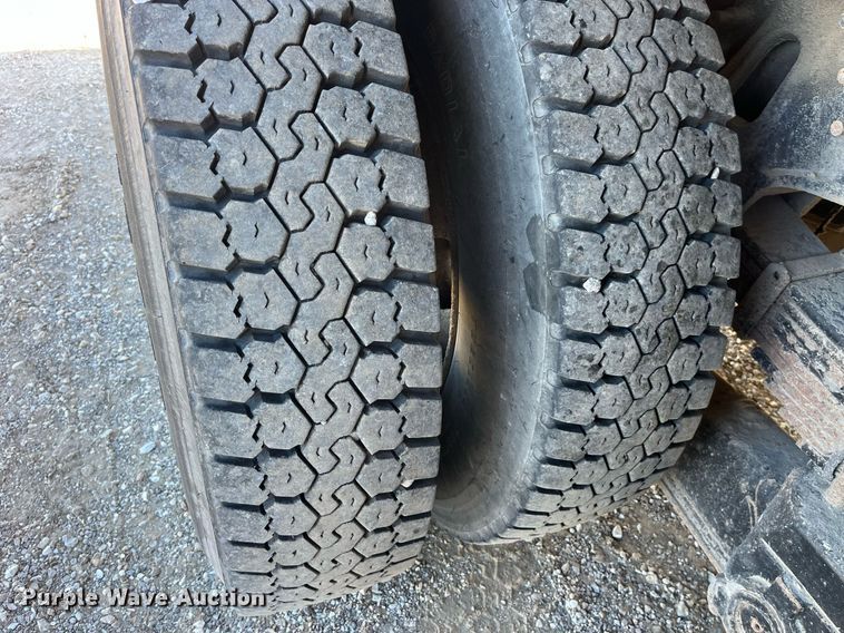 image for item DP2070 2006 International 7400  bucket truck