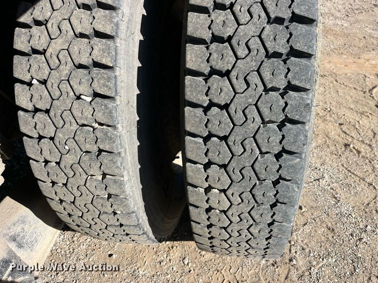 image for item DP2070 2006 International 7400  bucket truck