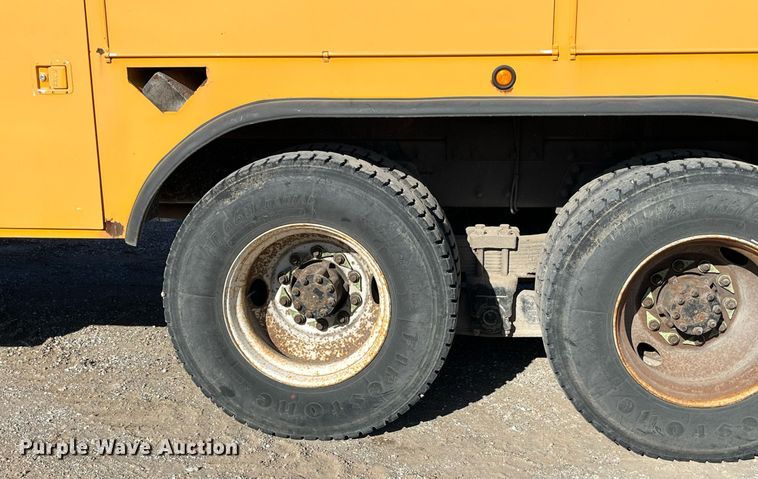 image for item DP2070 2006 International 7400  bucket truck