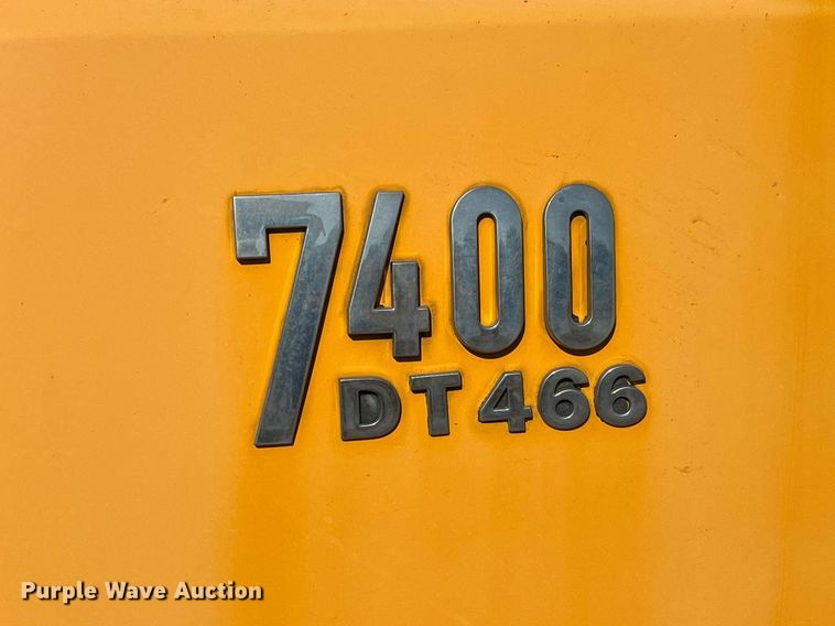 image for item DP2070 2006 International 7400  bucket truck