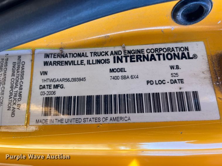 image for item DP2070 2006 International 7400  bucket truck