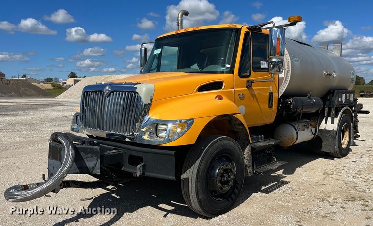 image for item DP2076 2006 International 7400  oil distributor truck