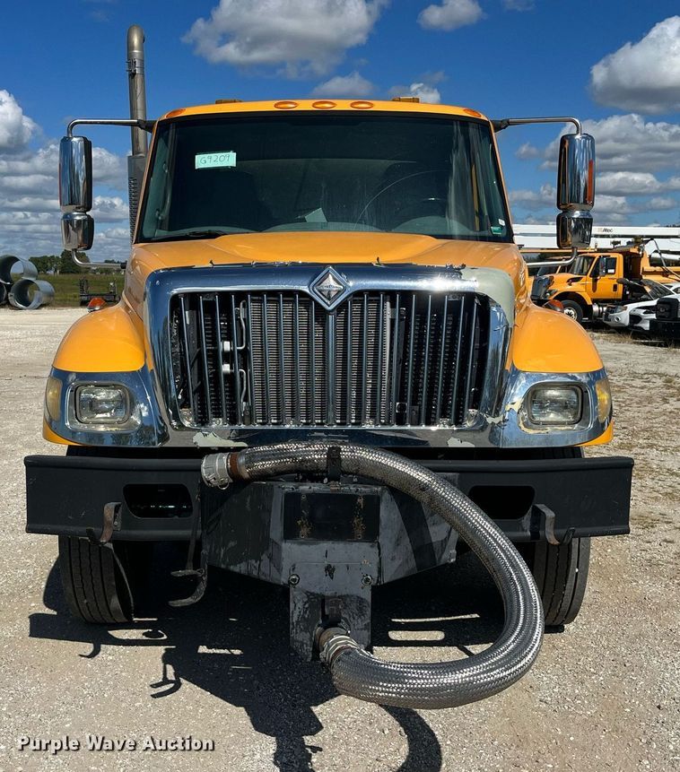 image for item DP2076 2006 International 7400  oil distributor truck