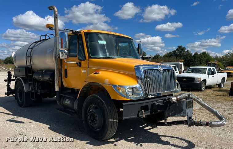 image for item DP2076 2006 International 7400  oil distributor truck