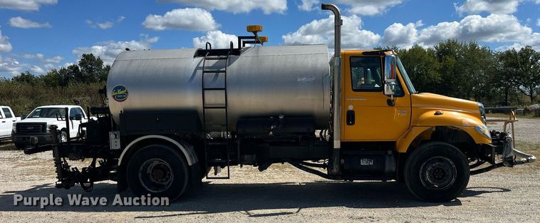 image for item DP2076 2006 International 7400  oil distributor truck