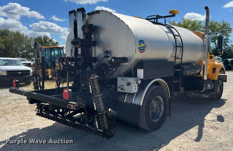 image for item DP2076 2006 International 7400  oil distributor truck