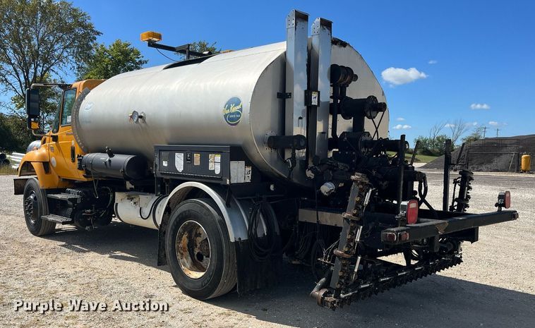 image for item DP2076 2006 International 7400  oil distributor truck