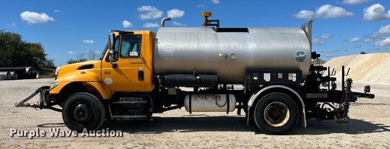 image for item DP2076 2006 International 7400  oil distributor truck