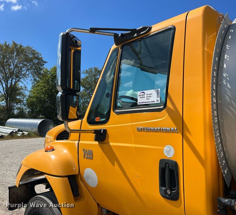 image for item DP2076 2006 International 7400  oil distributor truck