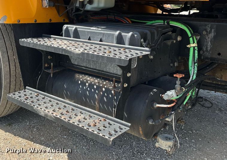 image for item DP2076 2006 International 7400  oil distributor truck