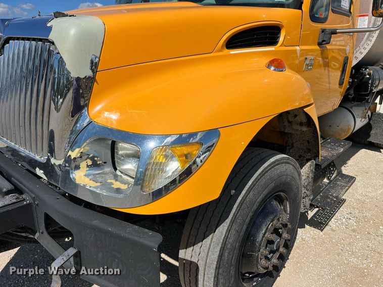 image for item DP2076 2006 International 7400  oil distributor truck