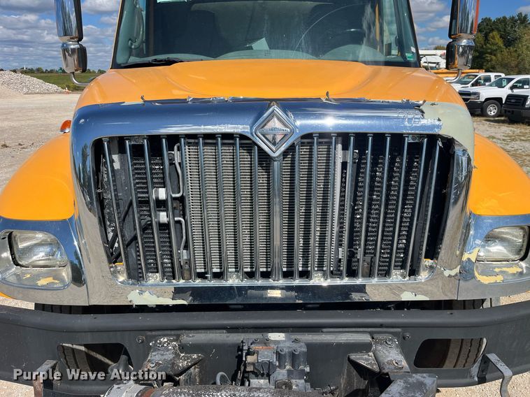 image for item DP2076 2006 International 7400  oil distributor truck