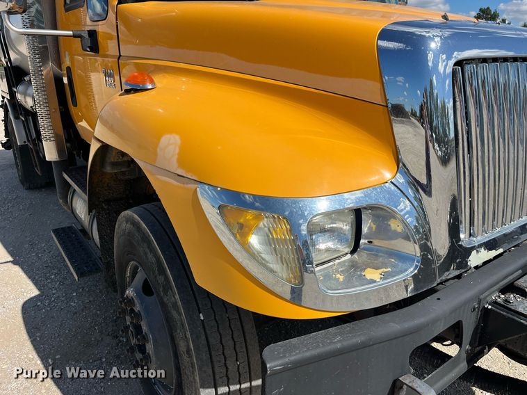 image for item DP2076 2006 International 7400  oil distributor truck