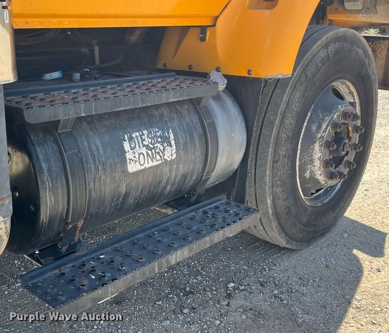 image for item DP2076 2006 International 7400  oil distributor truck