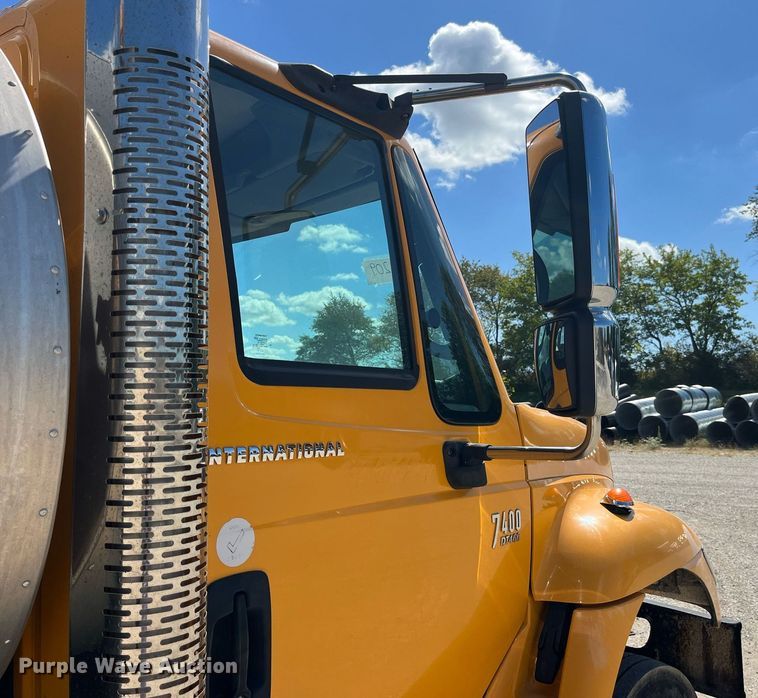 image for item DP2076 2006 International 7400  oil distributor truck