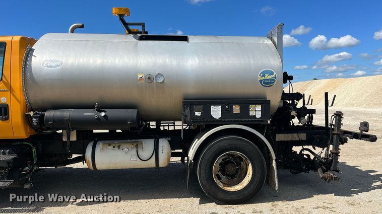 image for item DP2076 2006 International 7400  oil distributor truck