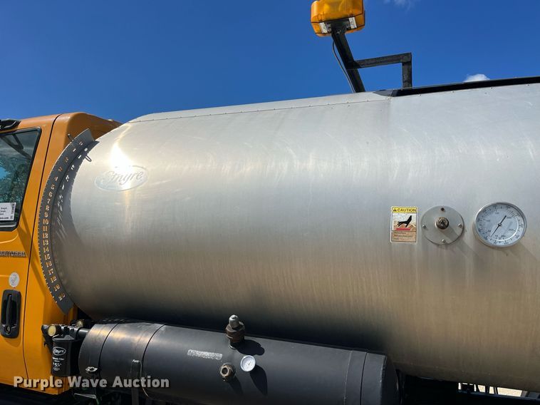 image for item DP2076 2006 International 7400  oil distributor truck