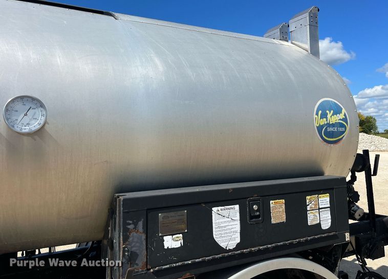 image for item DP2076 2006 International 7400  oil distributor truck