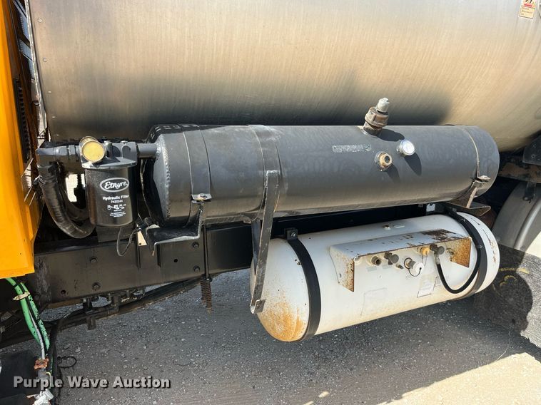 image for item DP2076 2006 International 7400  oil distributor truck