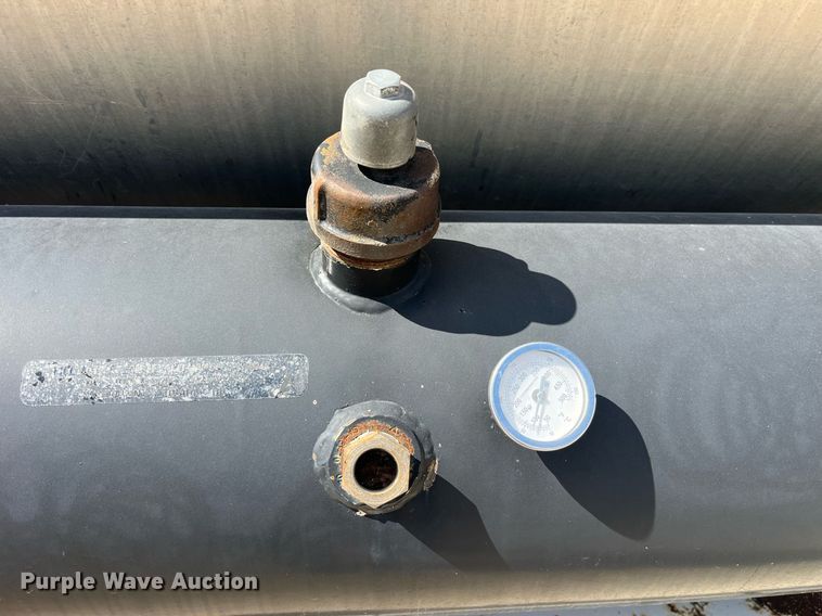 image for item DP2076 2006 International 7400  oil distributor truck