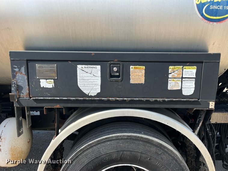 image for item DP2076 2006 International 7400  oil distributor truck