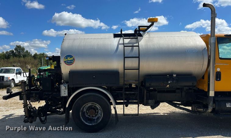 image for item DP2076 2006 International 7400  oil distributor truck