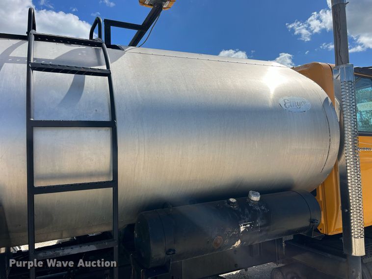 image for item DP2076 2006 International 7400  oil distributor truck