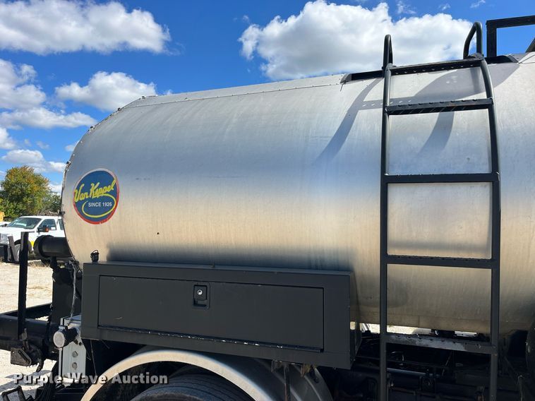 image for item DP2076 2006 International 7400  oil distributor truck