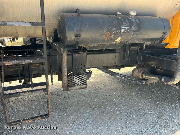 image for item DP2076 2006 International 7400  oil distributor truck