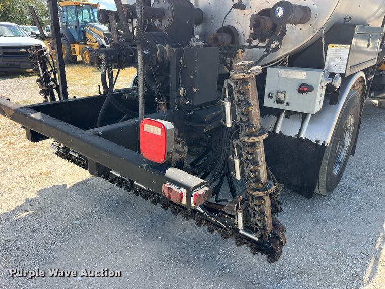 image for item DP2076 2006 International 7400  oil distributor truck