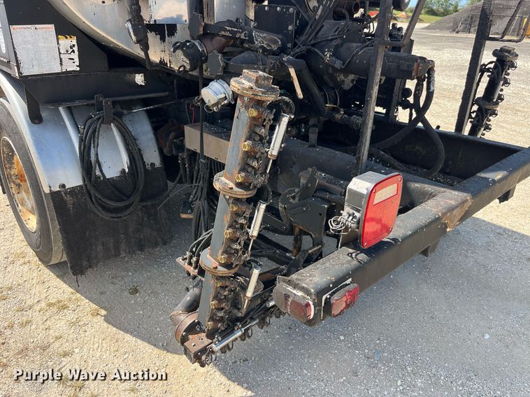 image for item DP2076 2006 International 7400  oil distributor truck