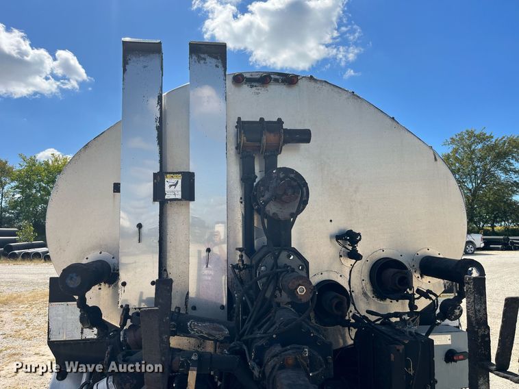 image for item DP2076 2006 International 7400  oil distributor truck