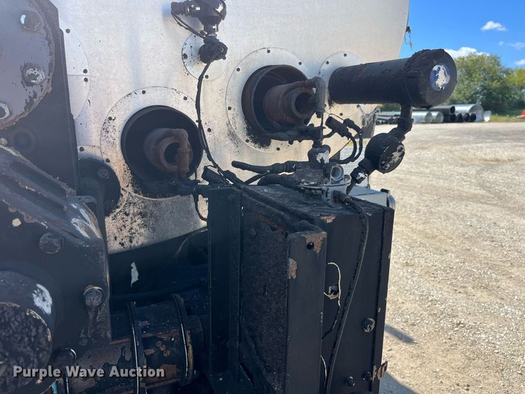 image for item DP2076 2006 International 7400  oil distributor truck