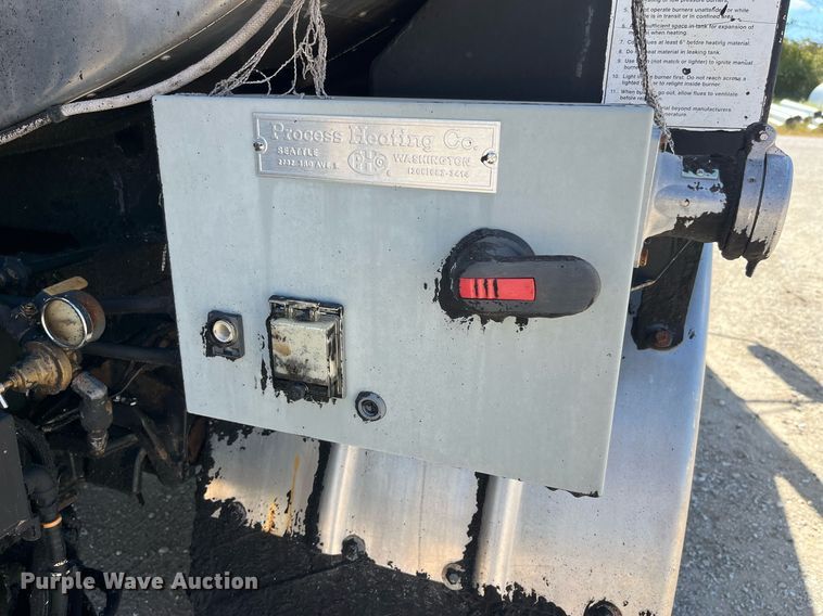 image for item DP2076 2006 International 7400  oil distributor truck